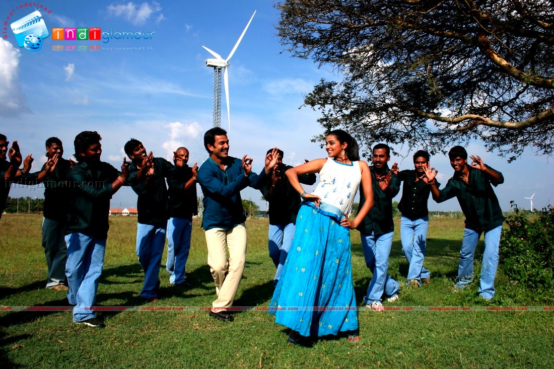 Ninaithale Inikkum Movie hd photo